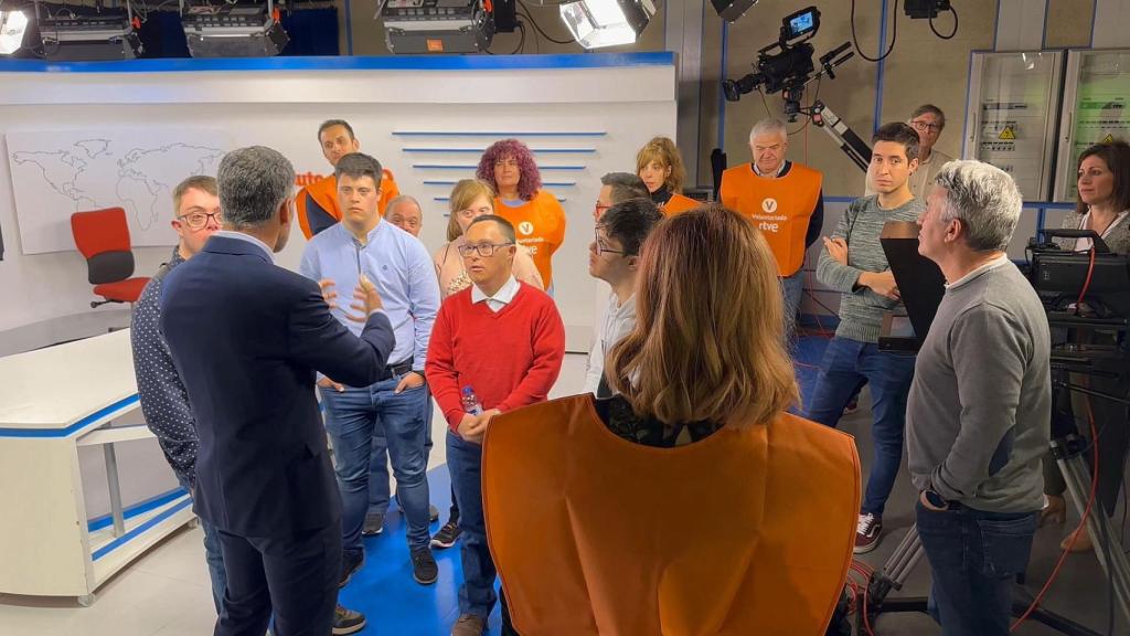 Ocho jóvenes con síndrome de Down presentan 'El Tiempo' en RTVE.