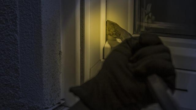 Una palanca forzando una ventana, imagen de archivo.