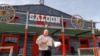 El dueño de 'Fun West', Ramón Rodríguez con la documentación.