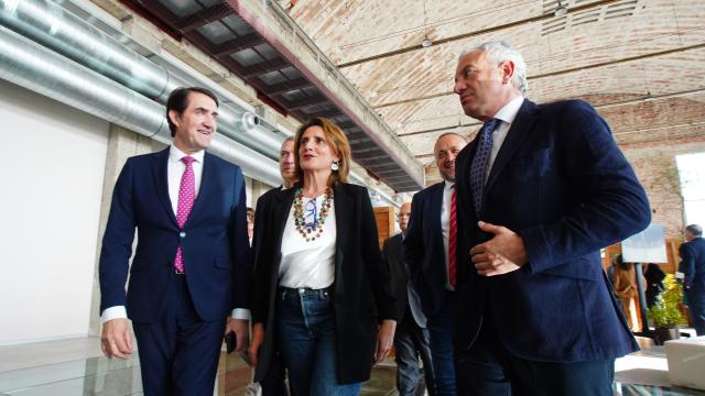 La ministra de Transición Ecológica y Reto demográfico, Teresa Ribera, junto al consejero de Medio Ambiente, Juan Carlos Suárez-Quiñones, y el delegado del Gobierno en CyL, Nicanor Sen, en Ponferrada