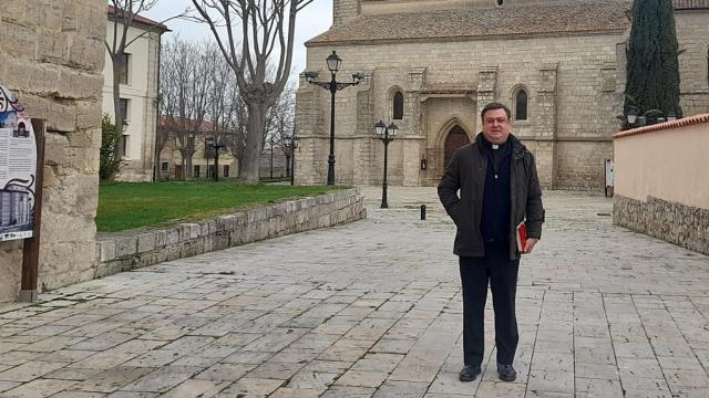 David Pérez, cura de Ampudia, atiende a EL ESPAÑOL de Castilla y León