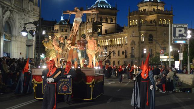 Imagen de los cofrades de la Cofradía de la Exaltación de la Cruz custodiando, con sus hachones de petróleo, el paso de 'La Elevación de la Cruz'.