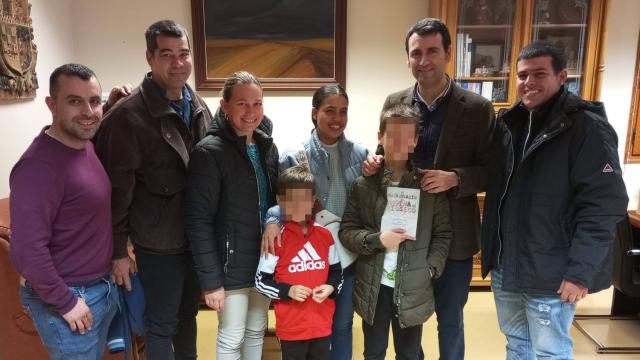 Las familias de Brian y Ara, y José, Yosmari, José Luis y José Alejandro junto al alcalde de Medina de Rioseco, David Esteban; y el concejal de Reto Demográfico, Pablo Rodríguez