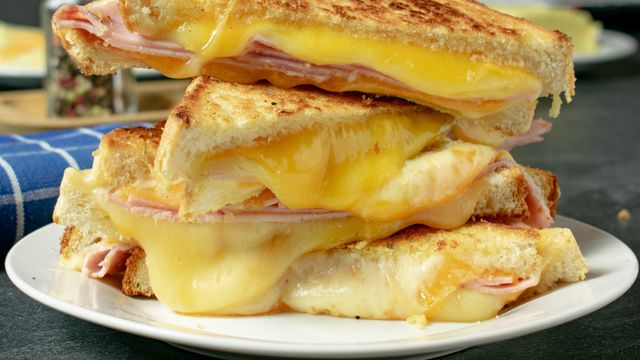 Un sandwich mixto con el queso perfectamente fundido