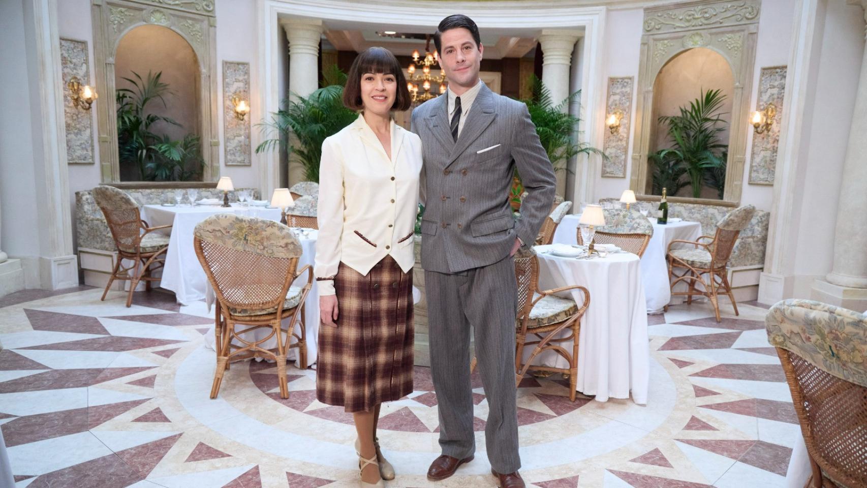 Verónica Sánchez y Luis Fernández en el rodaje de 'La Favorita 1922'.