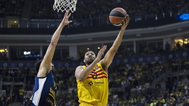 Jabari Parker anota una canasta frente al Fenerbahce en Euroliga.