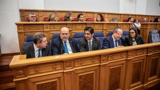 Emiliano García-Page, en la bancada del Gobierno regional en las Cortes de Castilla-La Mancha durante el último pleno