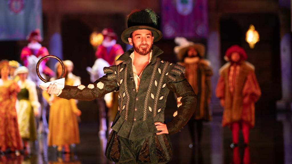 El actor que interpreta a Lope de Vega, recogiendo el 'Oscar' del sector, que premia a los espectáculos de los parques de atracciones.