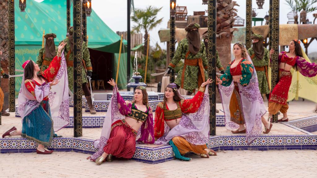 Varios bailarines en el poblado El Askar Andalusí, en Puy du Fou.