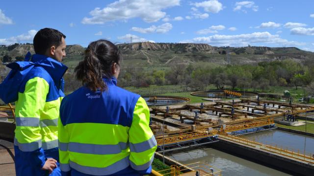 Dos trabajadores de Aqualia.