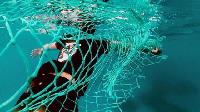 Imagen de archivo de uno de los buceadores de Gravity Wave recogiendo basura.