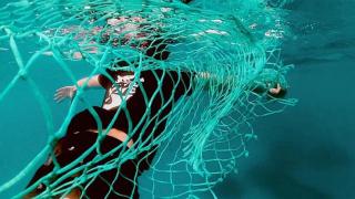 Imagen de archivo de uno de los buceadores de Gravity Wave recogiendo basura.