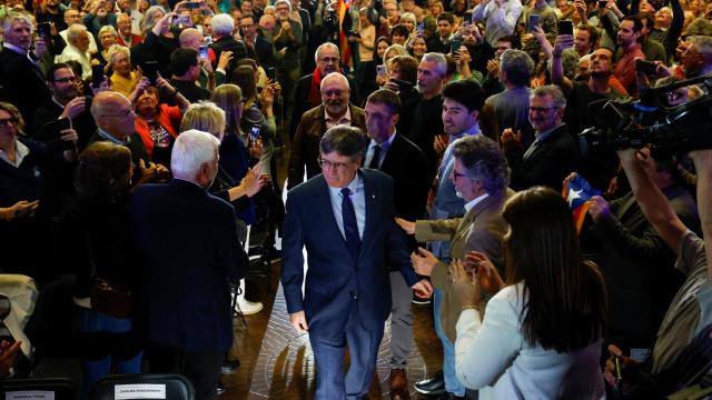 Puigdemont a su llegada al Ayuntamiento de Elna.