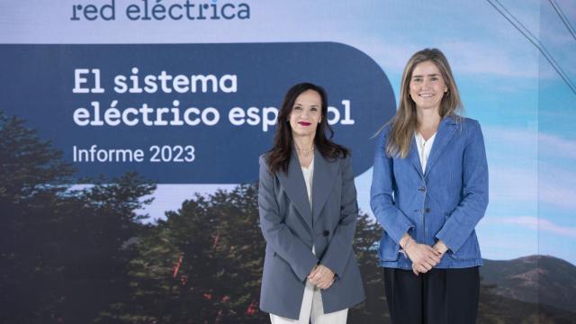 La presidenta de Redeia, Beatriz Corredor, y la secretaria de Estado de Energía, Sara Aagesen, durante la presentación del Informe del sistema eléctrico español 2023 y el Informe de energías renovables 2023.