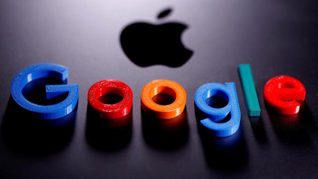Logo de Google impreso en 3D sobre un ordenador portátil MacBook de Apple