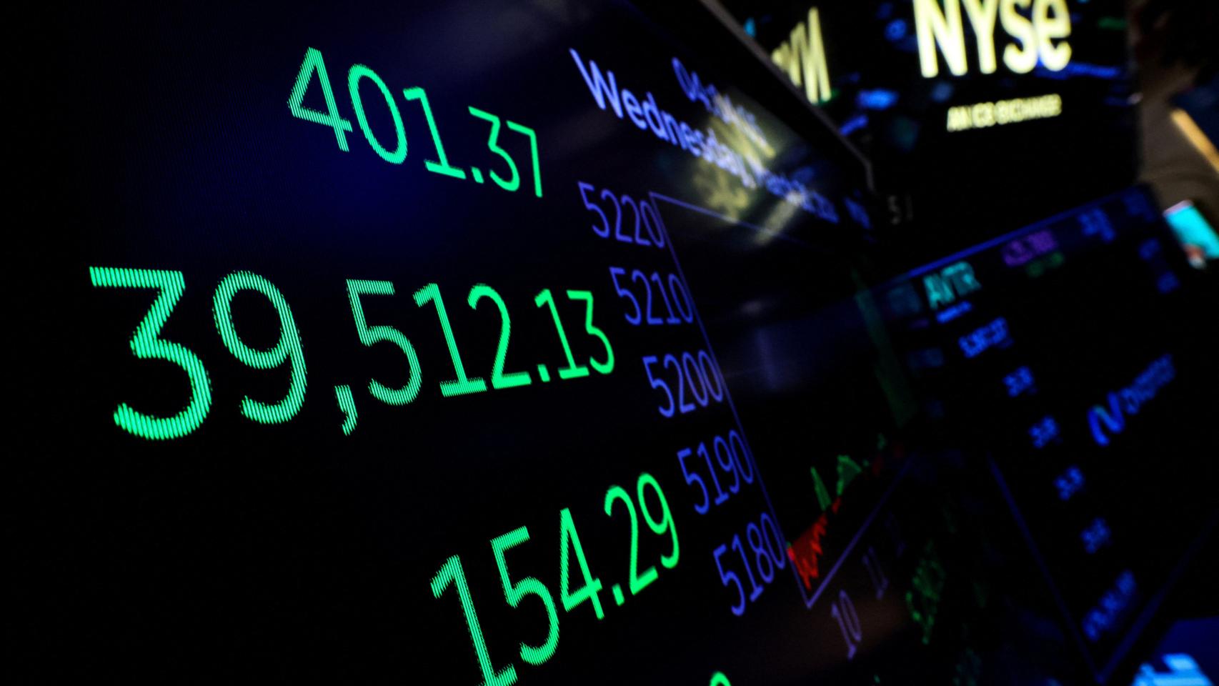 Una pantalla muestra la cotización del Dow Jones.