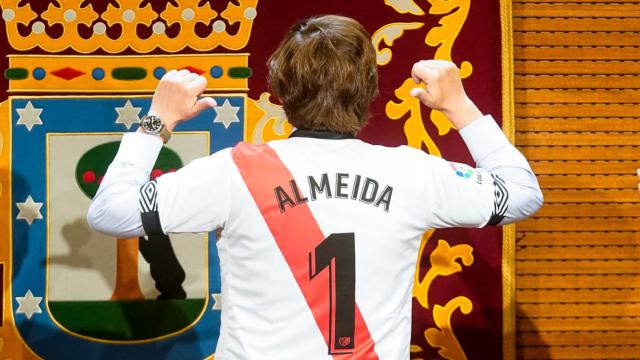 El alcalde de Madrid, José Luis Martínez-Almeida, posando con una camiseta del Rayo Vallecano en 2021.