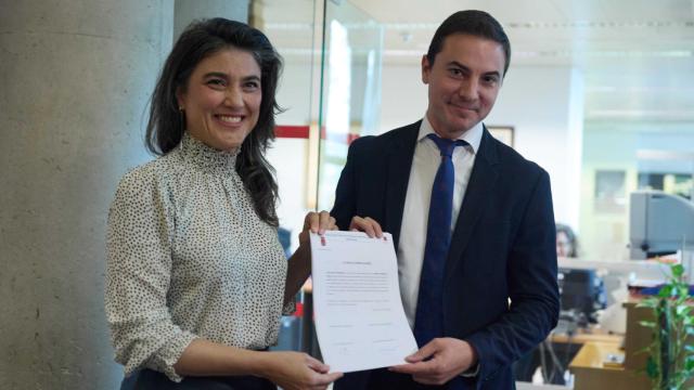 La portavoz de Más Madrid, Manuela Bergerot, y el portavoz de PSOE, Juan Lobato, presentan un escrito por el cambio al término discapacidad.