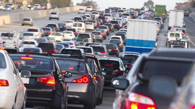 La DGT avisa a los madrileños: estas son las peores horas para salir de la capital en Semana Santa.