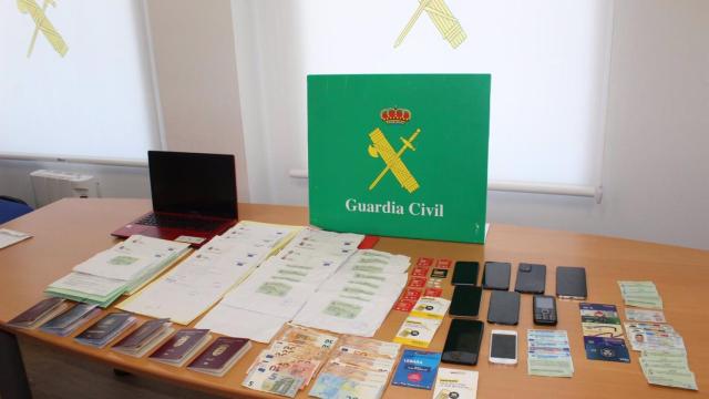 Desarticulada una organización y detenidas 4 personas en Málaga a raíz de una estafa informática a una empresa de Lugo - GUARDIA CIVIL
