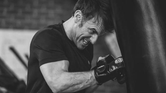 Macron practicando boxeo.