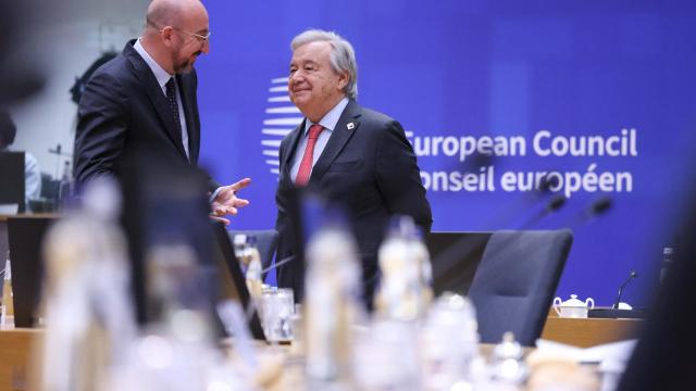 El presidente del Consejo Europeo, Charles Michel, conversa con el secretario general de la ONU, António Guterres, durante la reunión de este jueves en Bruselas