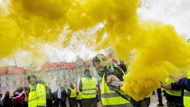 Manifestantes polacos contra la agenda ecologista de la Unión Europea.