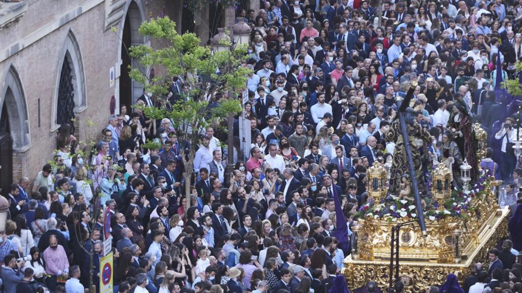 Uno de los pasos de El Valle, en su salida desde la iglesia de la Anunciación.