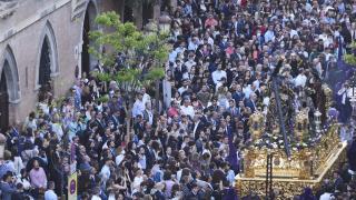 Uno de los pasos de El Valle, en su salida desde la iglesia de la Anunciación.