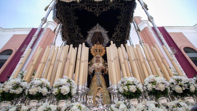 Nuestra Señora de los Dolores del Cerro, justo a la salida de su parroquia.