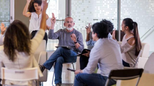 Unos vecinos realizando una junta