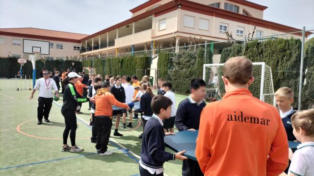 Alumnos y miembros de la asociación realizando uno de los talleres.