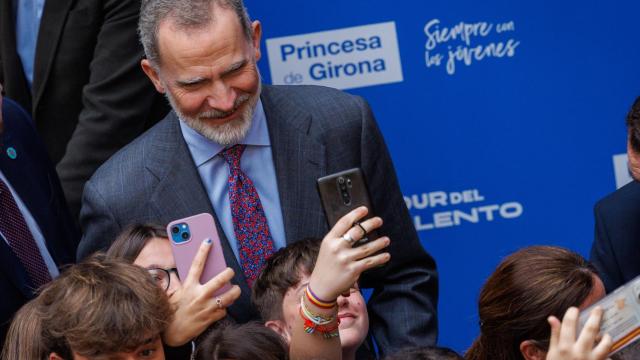 Felipe VI, el pasado 20 de marzo, en Cádiz, haciéndose una foto con un ciudadano que porta una bandera republicana.
