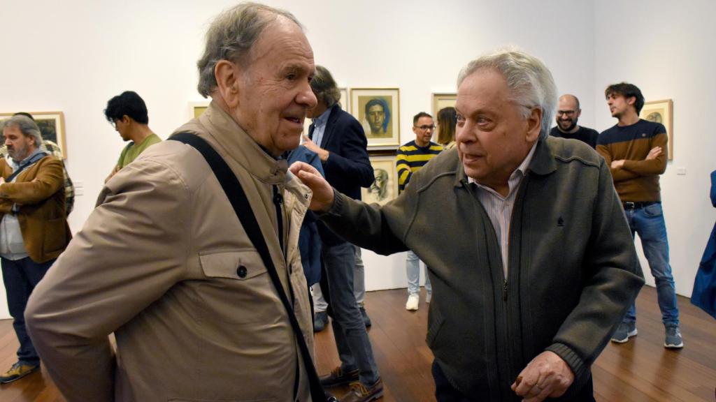 Antonio Pedrero junto a Higinio Vázquez en la inauguración de una exposición