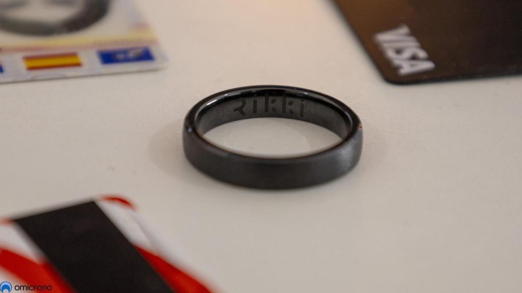 Anillo de Rikki junto a tarjetas.