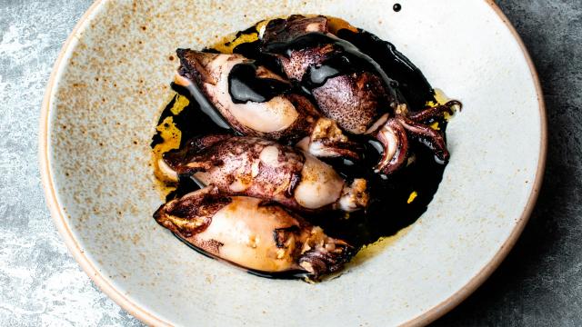 Los chipirones a la plancha más deliciosos de Cantabria: llevan ali oli negro y enamoran a todos