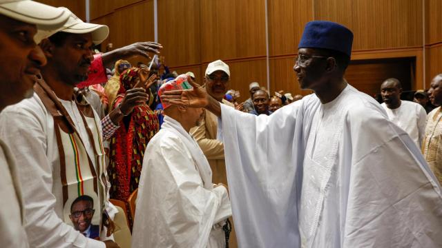 El candidato presidencial senegalés , Amadou Ba, de la coalición gobernante del presidente senegalés Macky Sall, se acerca para estrechar la mano de sus seguidores en Dakar.