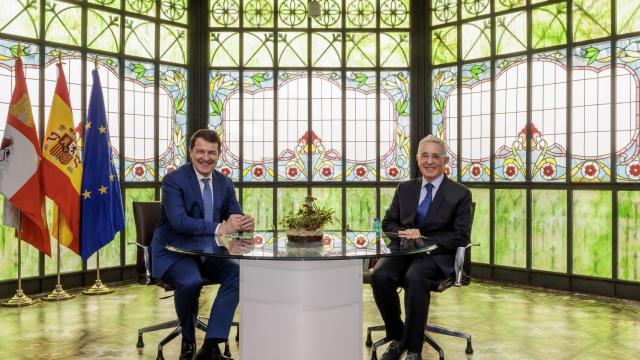 El presidente de la Junta, Alfonso Fernández Mañueco, y el expresidente de Colombia Álvaro Uribe, durante su reunión de este viernes en la Casa Lis de Salamanca.