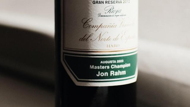La botella con etiqueta conmemorativa del Masters Champions Augusta
