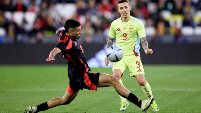 Grimaldo da un pase en el partido ante Colombia.