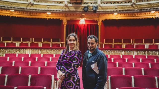 Carolina África y Gabriel Olivares, en el patio de butacas del Teatro María Guerrero. Foto: Sara Fernández