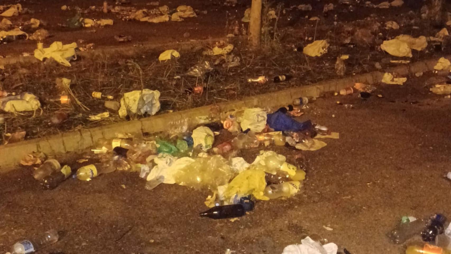 El macrobotellón universitario de Toledo dejó La Peraleda como un estercolero: fotogalería