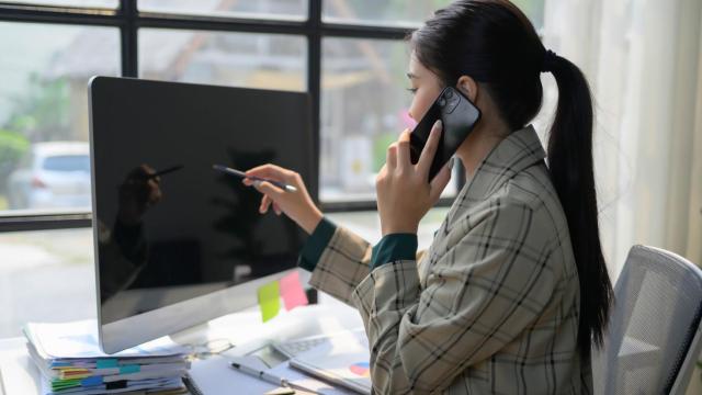 Imagen de archivo de una mujer trabajando en una oficina (iStock).