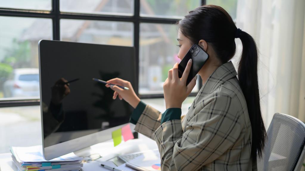 Imagen de archivo de una mujer trabajando en una oficina
