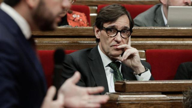 Salvador Illa, líder del PSC, atiende a Pere Aragonès, durante una intervención del 'president' en el Parlament.