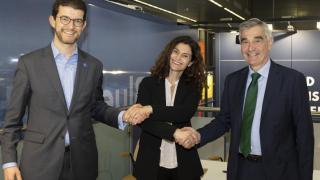 De izq. a drcha.: Carlos Martín, CEO de BlueFloat Energy; Mariangiola Mollicone, directora general de Eni Plenitude Renewables España; y Miguel Domingo, director general de Sener Renewable Investments.