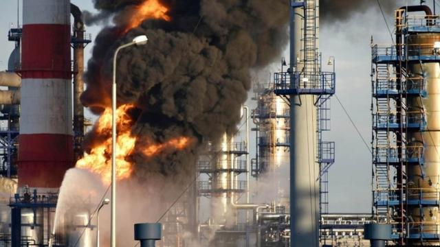 Ataque ucraniano con drones sobre una refinería rusa.