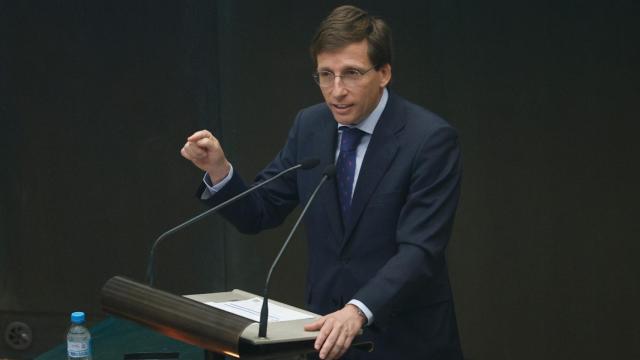 El alcalde de Madrid, José Luis Martínez-Almeida, en un pleno del ayuntamiento.