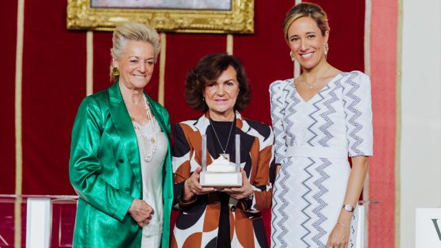 Carmen Calvo recogiendo el galardón en los Premios WLW.