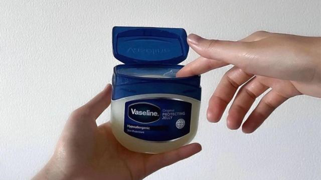 El truco de la vaselina para dejar las gafas relucientes.